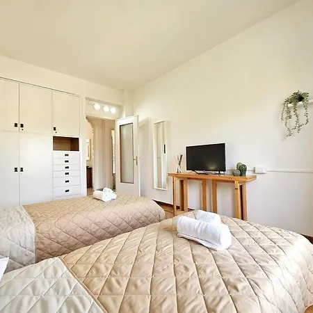 Parking,wifi, Netflix - Sunny Sea View Haven *